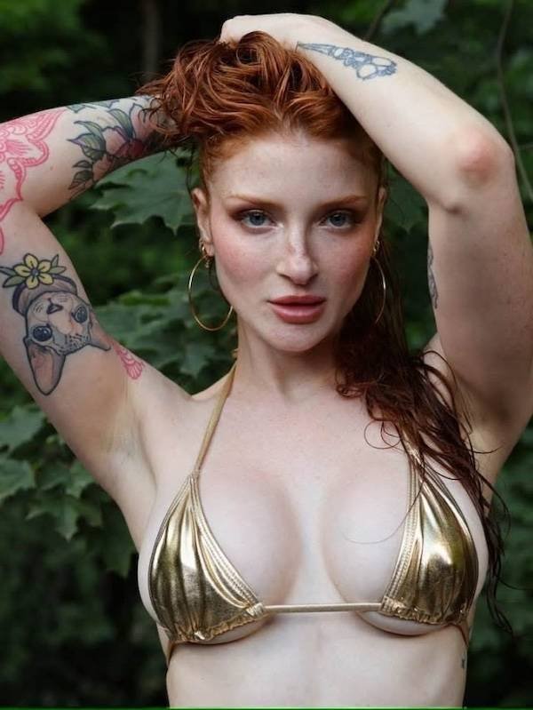 Busty Girls (40 pics)