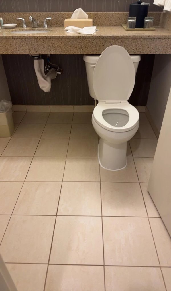 What Is Going On Here? (21 pics)