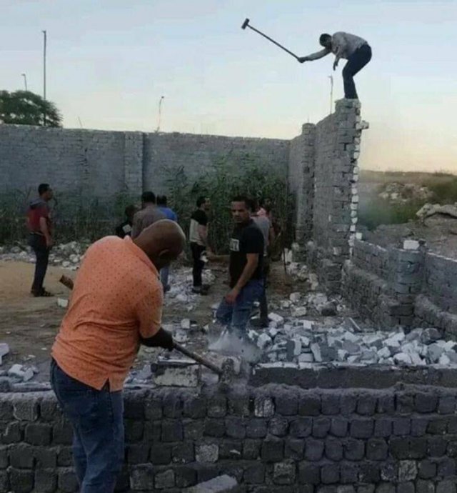 What Is Going On Here? (20 pics)