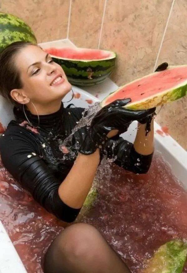 What Is Going On Here? (20 pics)