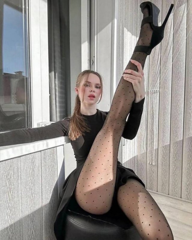 Girls With Long Legs (43 pics)