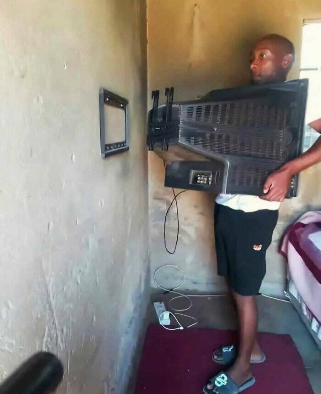 What Is Going On Here? (24 pics)