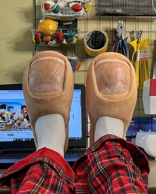 What Is Going On Here? (24 pics)