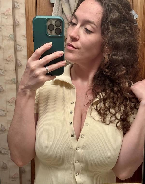 Busty Girls (42 pics)