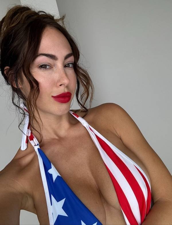 Busty Girls (42 pics)
