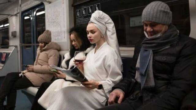 Weird People In The Subway (17 pics)