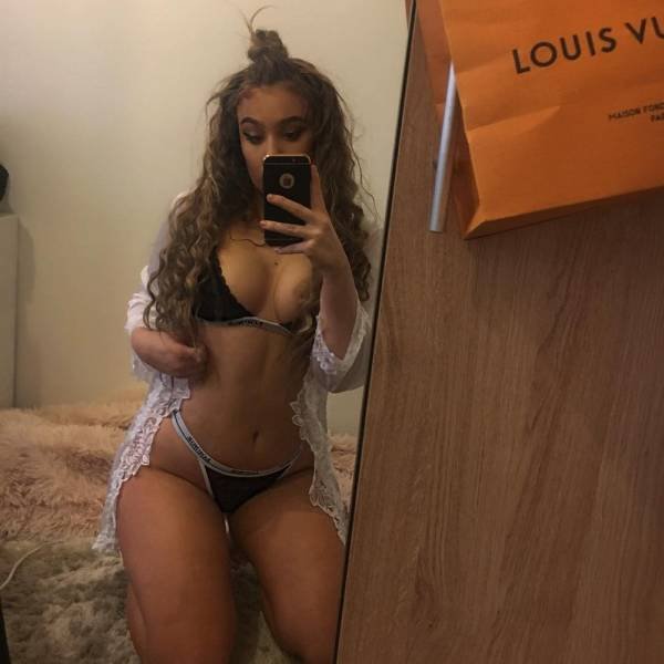 Selfie Girls (43 pics)