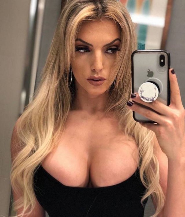 Selfie Girls (43 pics)
