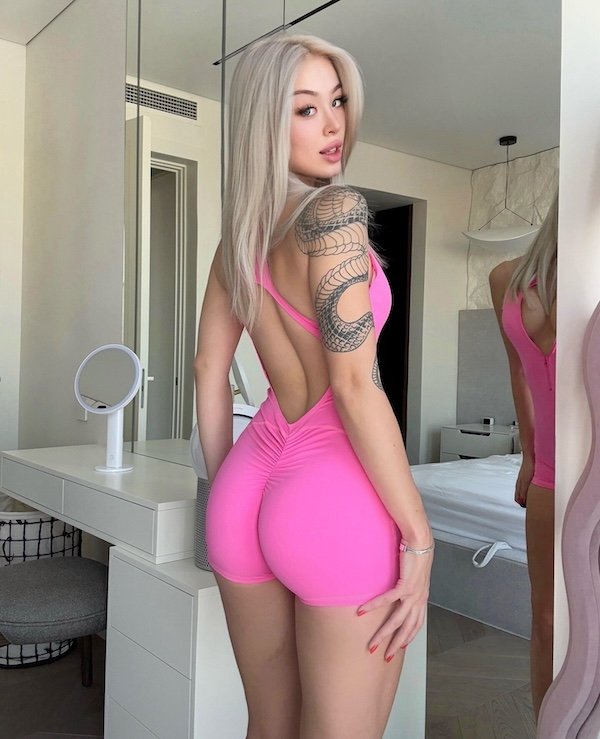 Rear View (31 pics)