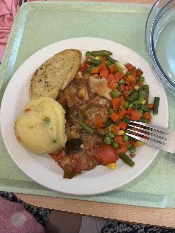Food In Different Hospitals (20 pics)