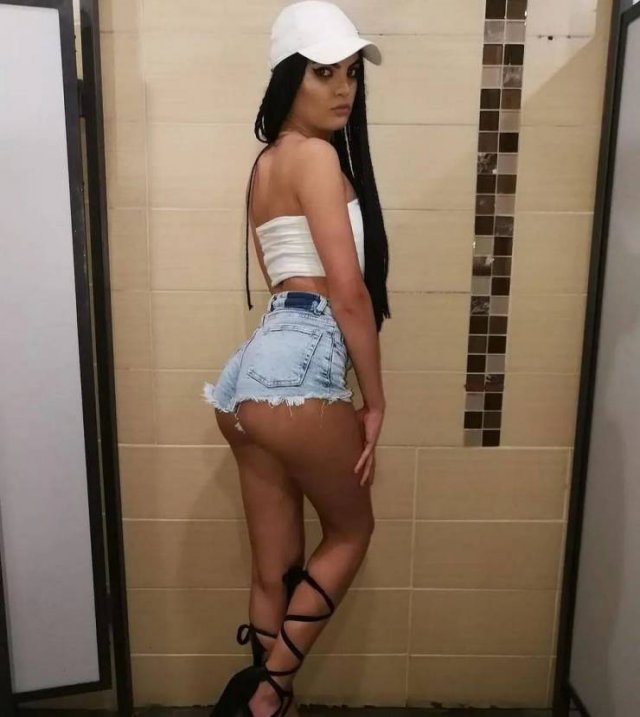 Girls In Shorts (50 pics)