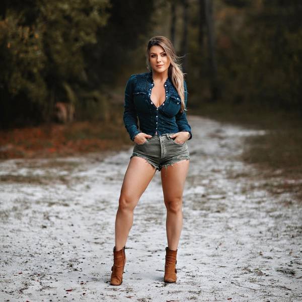 Girls In Shorts (50 pics)