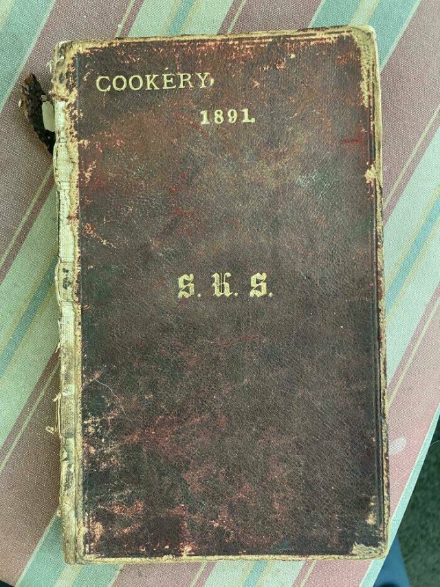 Intersting Finds In Old Houses (23 pics)