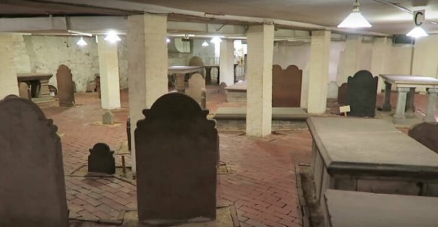 Intersting Finds In Old Houses (23 pics)