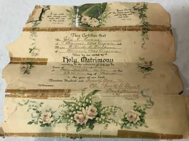 Intersting Finds In Old Houses (23 pics)
