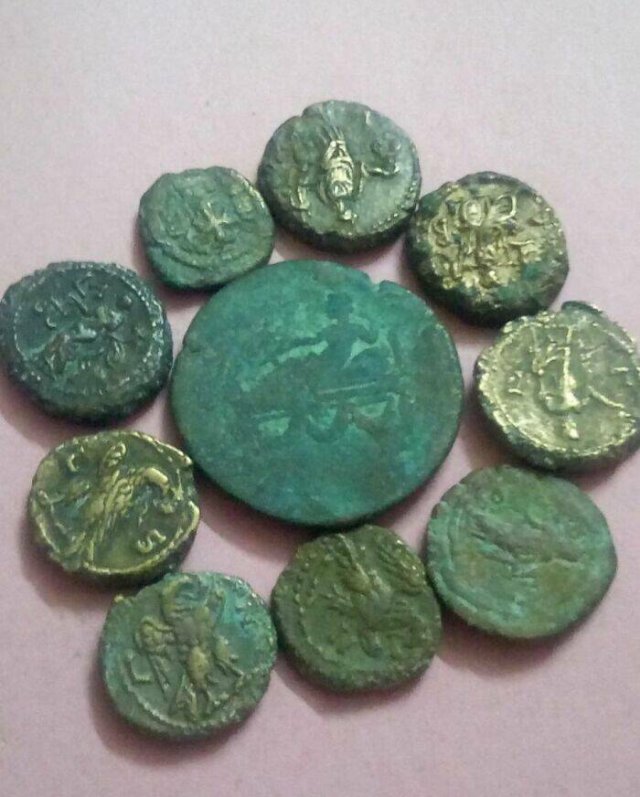 Intersting Finds In Old Houses (23 pics)