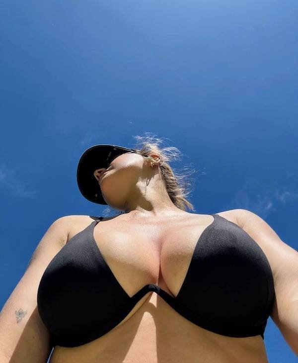 Busty Girls (49 pics)
