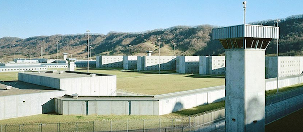 The Most Dangerous Prisons In The United States (10 pics)
