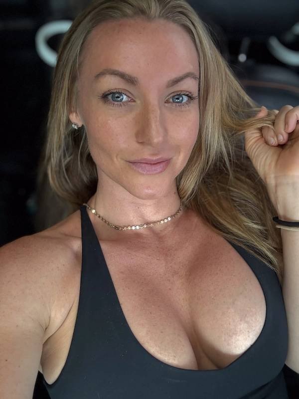 Busty Girls (50 pics)