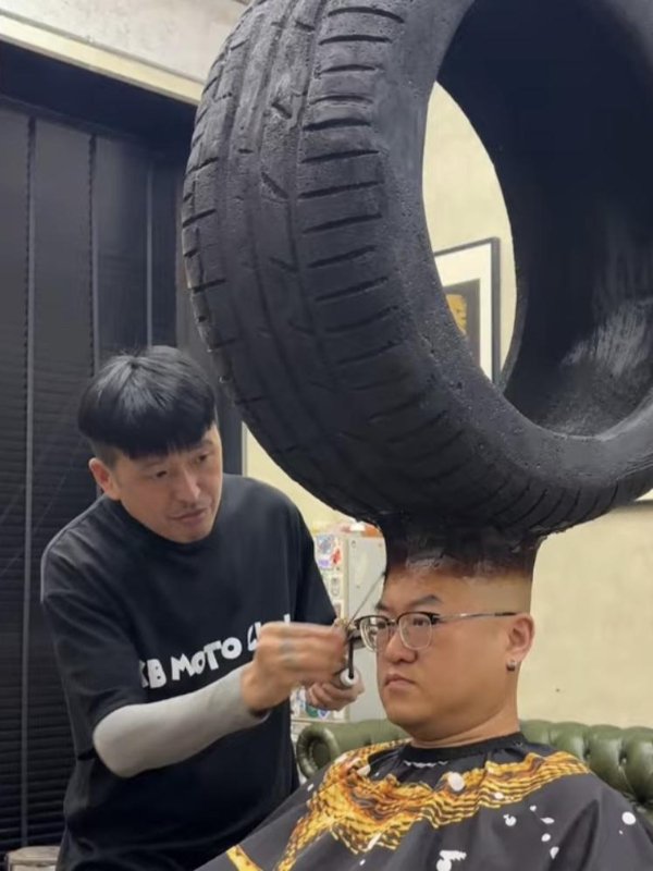 What Is Going On Here? (24 pics)