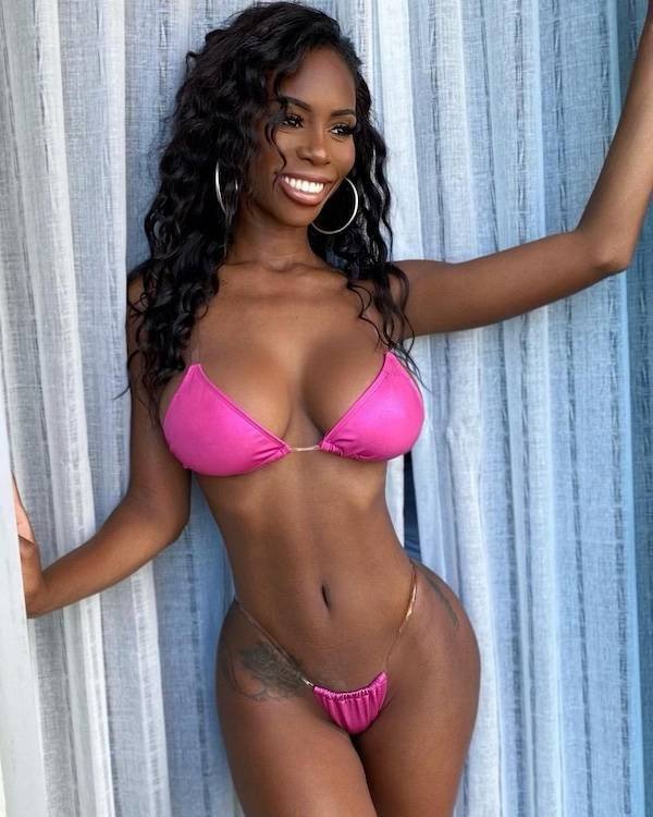 Busty Girls (56 pics)