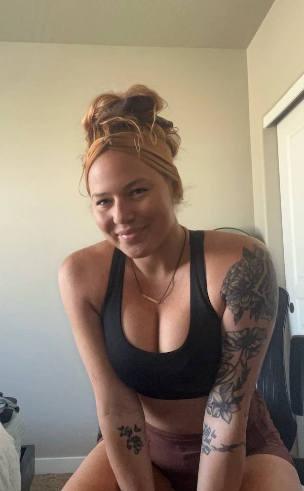 Busty Girls (56 pics)