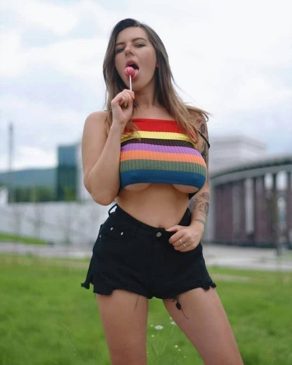 Busty Girls (56 pics)