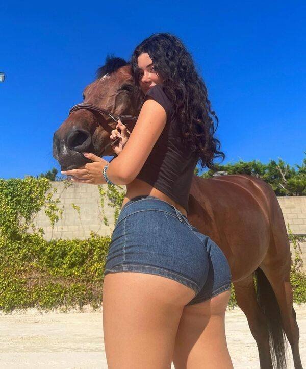 Girls In Jeans (50 pics)