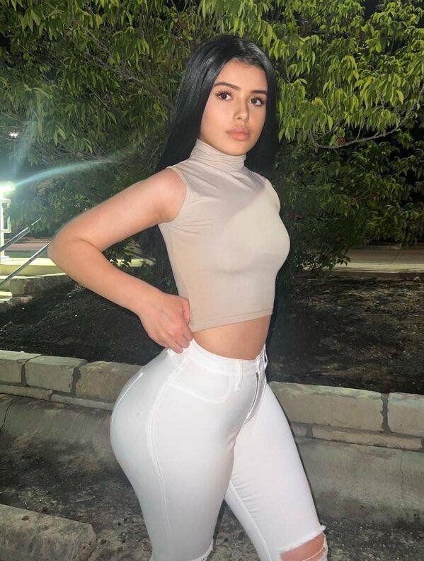 Girls In Jeans (50 pics)