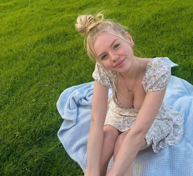 Girls In Sundresses (51 pics)