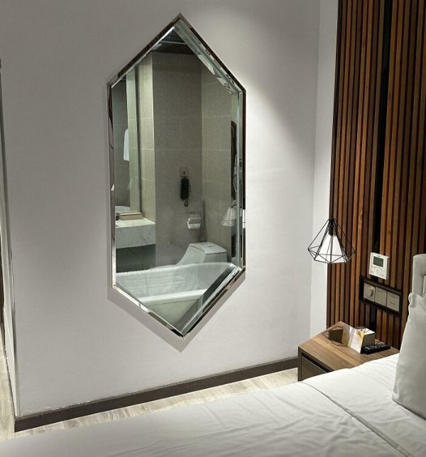 Weird Finds In Hotels (28 pics)