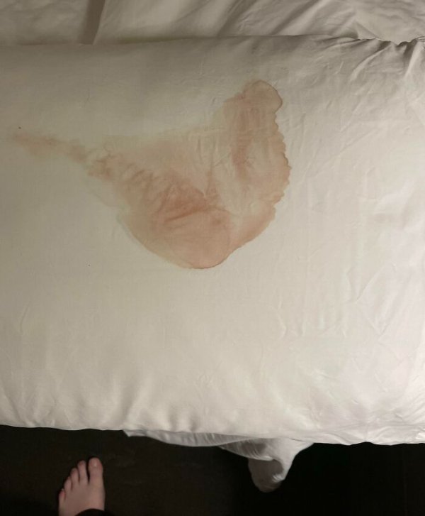 Weird Finds In Hotels (28 pics)