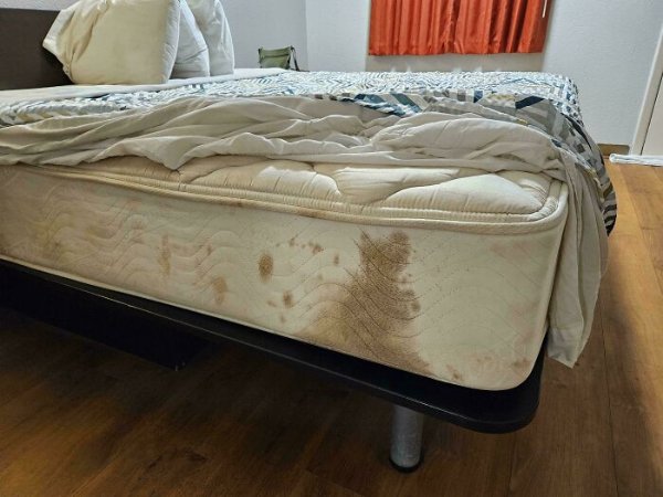 Weird Finds In Hotels (28 pics)
