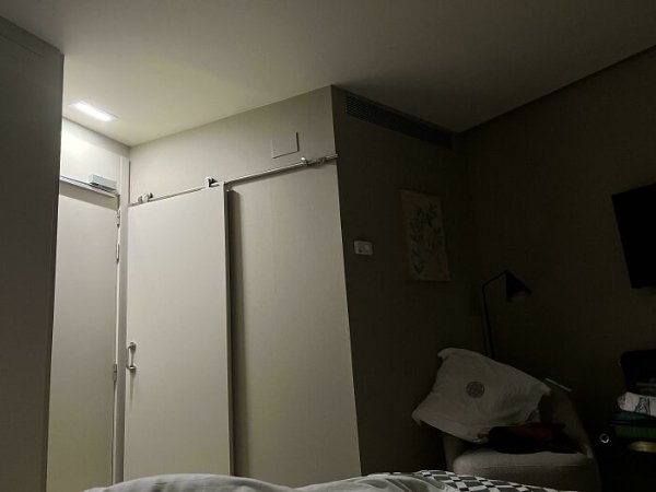 Weird Finds In Hotels (28 pics)
