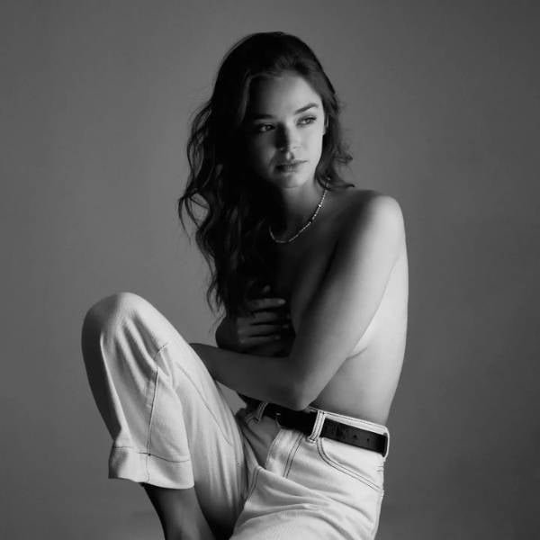 Girls With Handbras (29 pics)