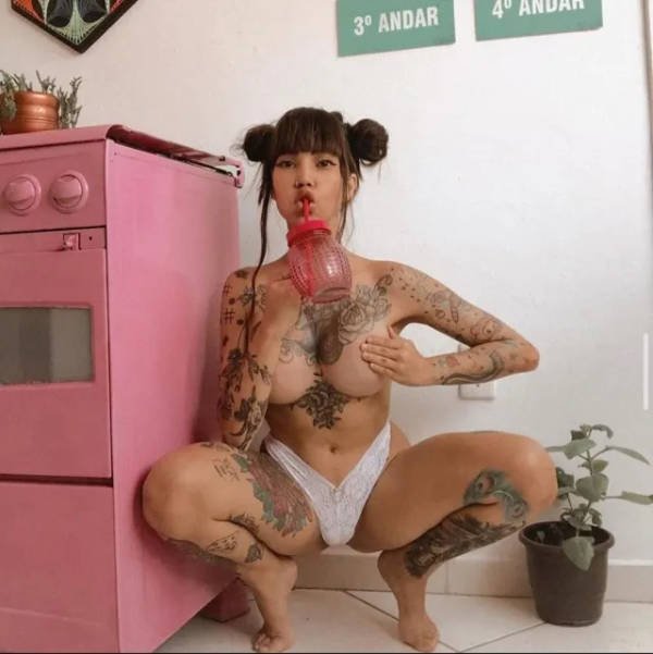 Girls With Handbras (29 pics)