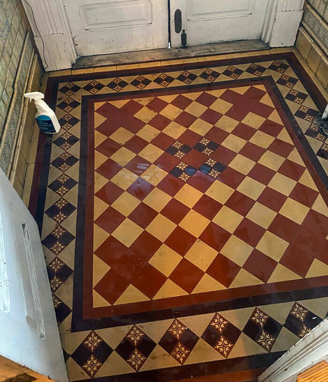 Interesting Finds In Old Houses (25 pics)