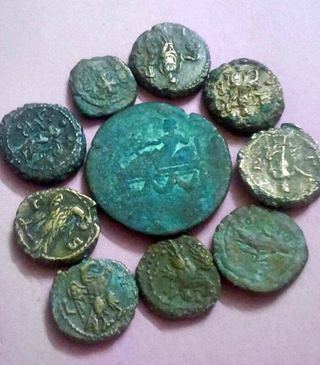 Interesting Finds In Old Houses (25 pics)
