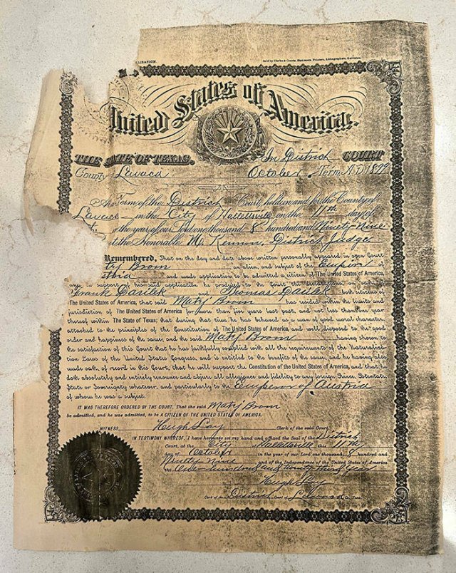 Interesting Finds In Old Houses (25 pics)