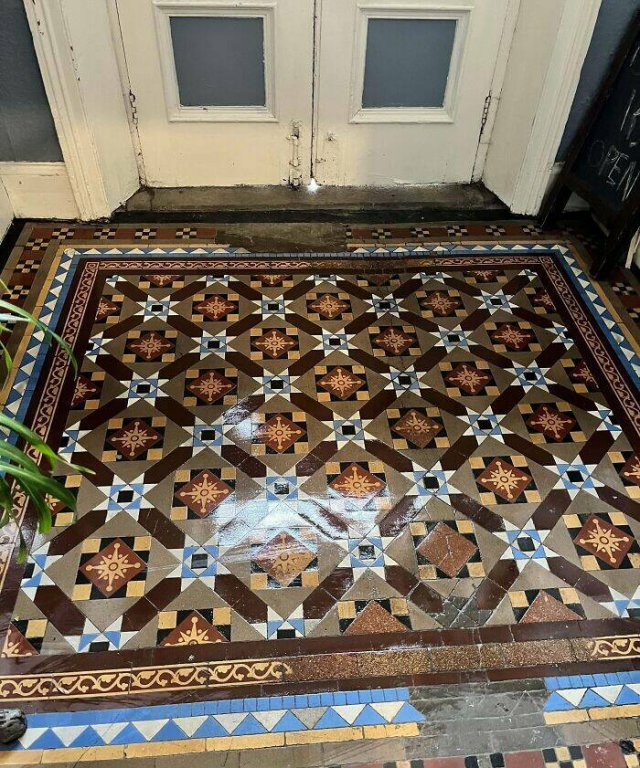 Interesting Finds In Old Houses (25 pics)
