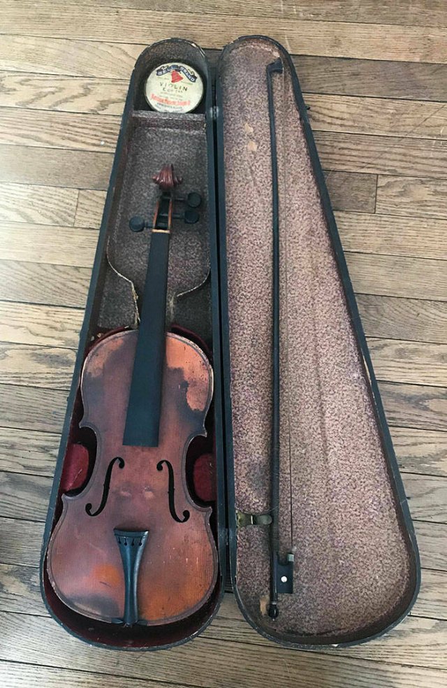 Interesting Finds In Old Houses (25 pics)