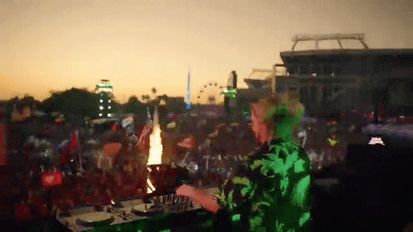 Weird Things People Forgot At Music Festivals (15 gifs)
