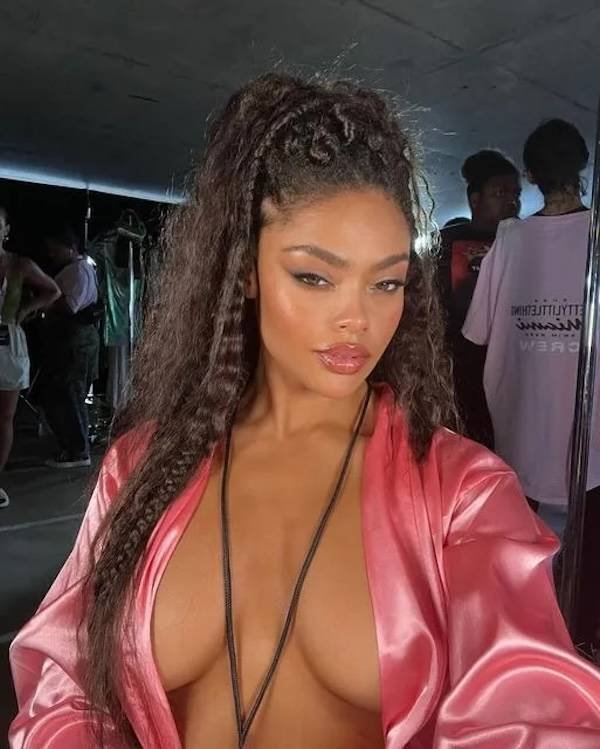 Braless Girls (30 pics)