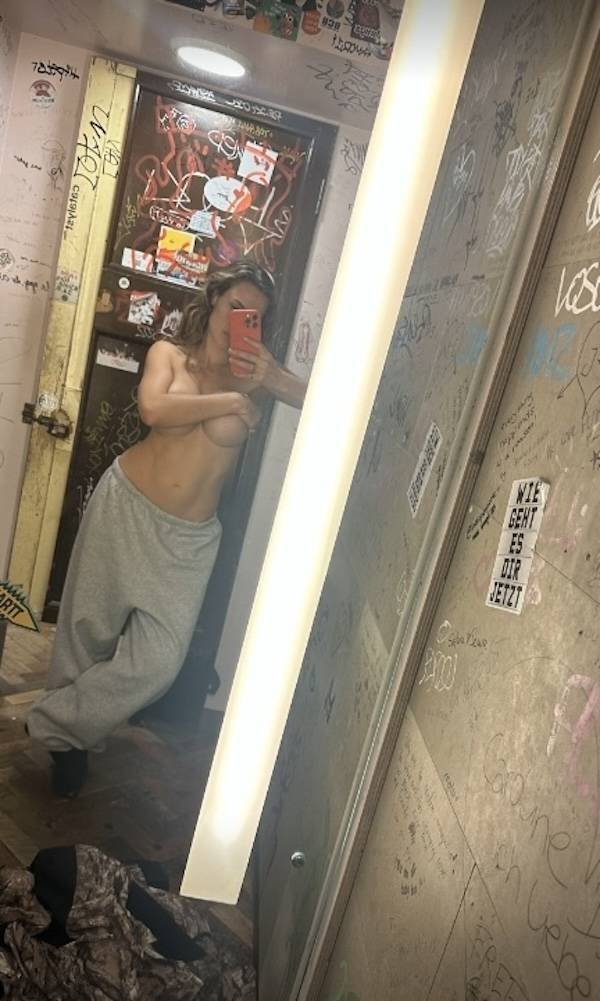 Braless Girls (30 pics)