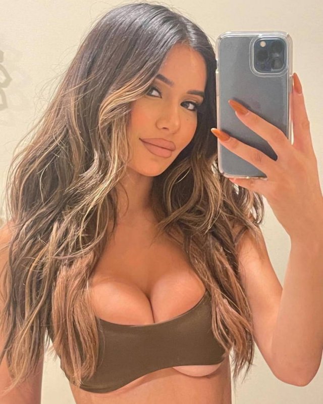 Selfie Girls (34 pics)