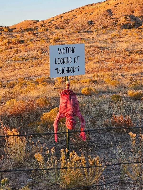 Passive Aggression From Neighbors (27 pics)