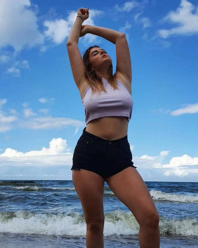 Girls In Shorts (54 pics)
