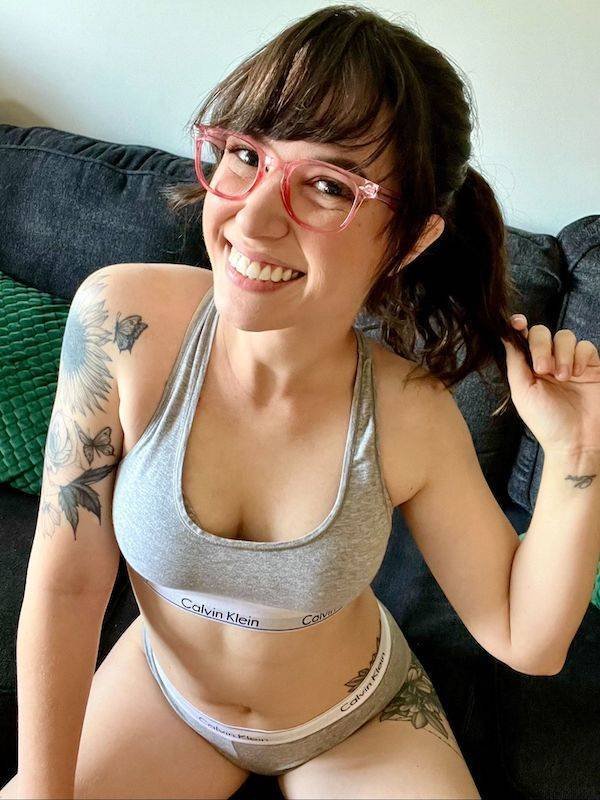 Girls In Glasses (46 pics)