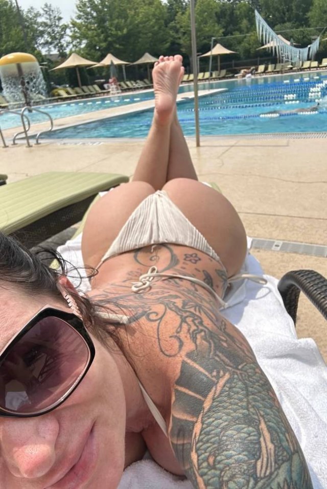 Rear View (36 pics)