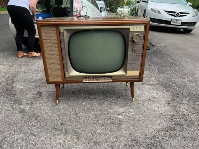 Cool Old School TV's (15 pics)